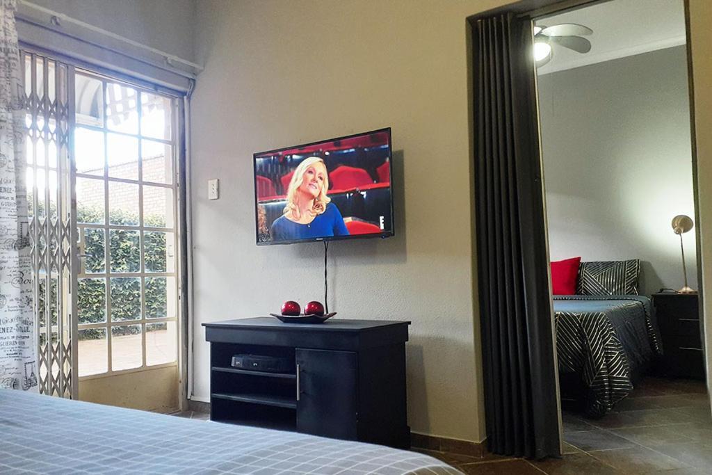Cozy Hatfield Condo Pretoria Bagian luar foto