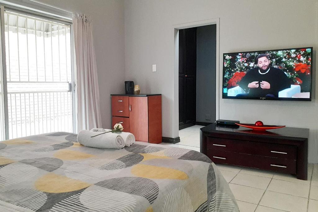 Cozy Hatfield Condo Pretoria Bagian luar foto