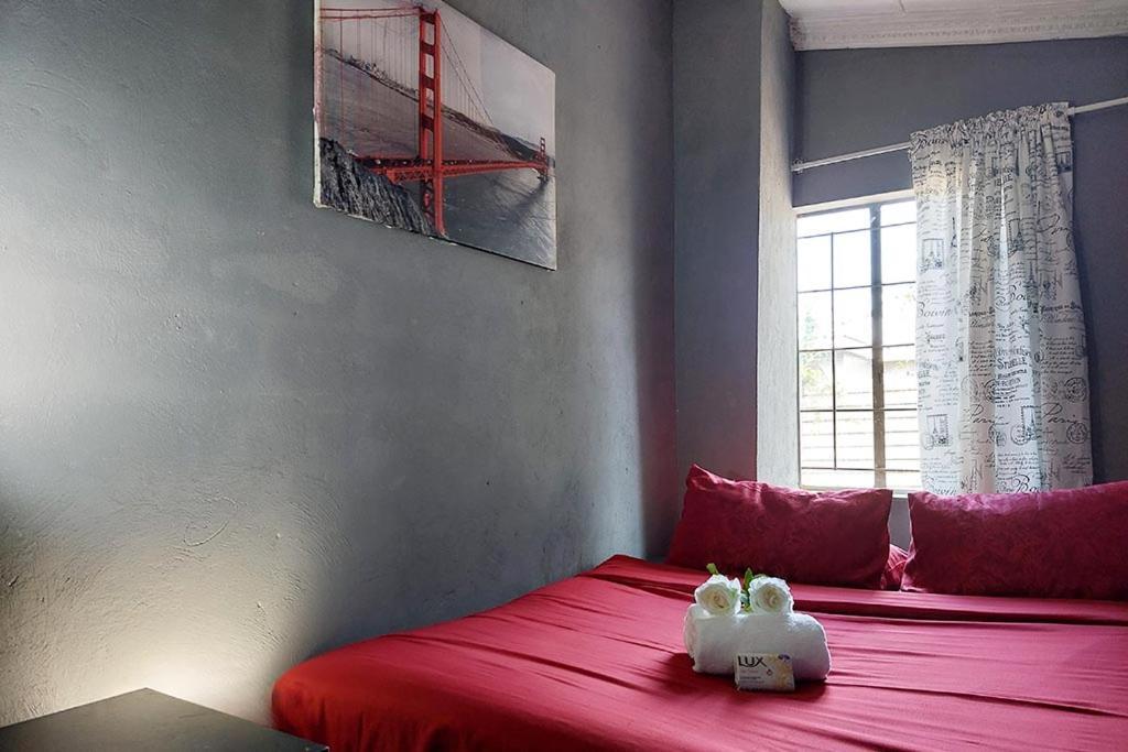 Cozy Hatfield Condo Pretoria Bagian luar foto