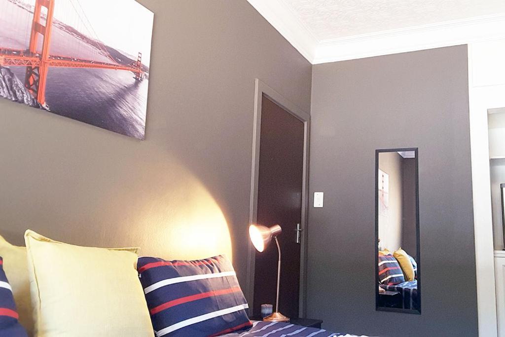 Cozy Hatfield Condo Pretoria Ruang foto
