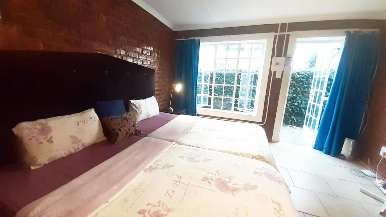 Cozy Hatfield Condo Pretoria Ruang foto